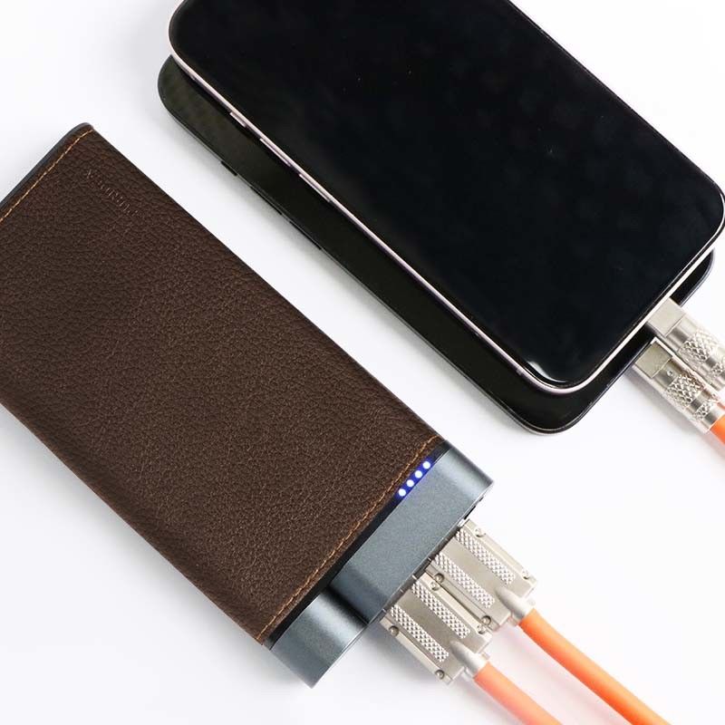 10000mAh パワーバンク メタルシェル レザー仕上げ 2pcs USB-A 1pc Type-C ポート